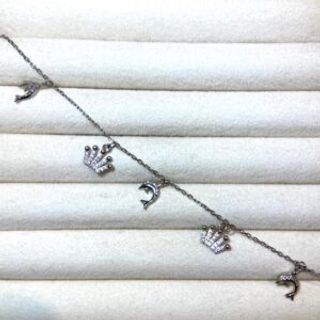 Srebrena narukvica sa privjescima delfina i krune koji vise