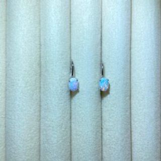 Srebrene naušnice na kulak sa bijelim cirkonom koji se presijava