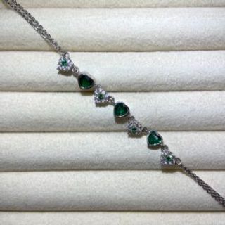 Srebrena narukvica sa zelenim i cirkonskim srcima