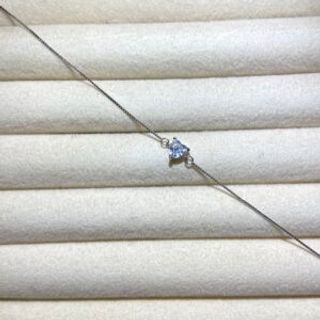 Srebrena narukvica malo prozirno srce