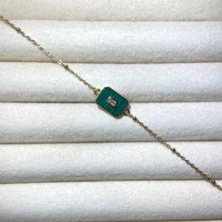 Pozlaćena narukvica u obliku zelenog pravougaonika sa prozirinim manjim cirkonom