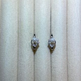 Srebrene naušnice na kulak u obliku kruga sa biserom