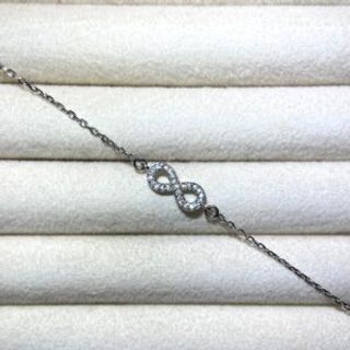 Srebrena narukvica u obliku “infinity” znaka sa cirkonima