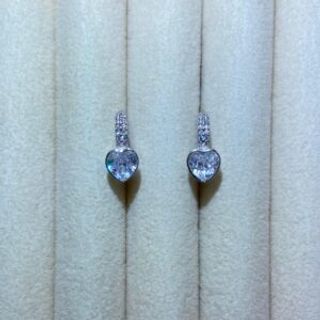 Srebrene naušnice u obliku srca sa prozirnim cirkonom