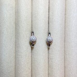 Srebrene naušnice na kulak u obliku bisera sa cirkonima