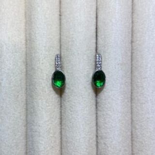 Srebrene naušnice na kulak u obliku ovalnog kruga sa zelenim cirkonom 002