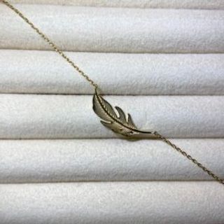 Pozlaćena narukvica u obliku pera