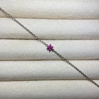 Srebrena narukvica sa tamnorozim malim cvijetom