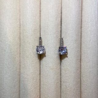 Srebrene naušnice u obliku kruga sa prozirnim cirkonom