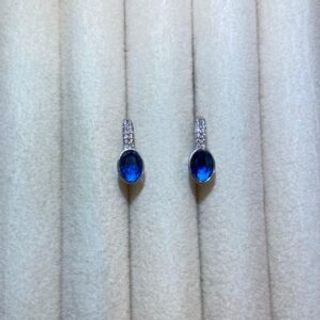 Srebrene naušnice na kulak u obliku ovalnog kruga sa plavim cirkonom 001