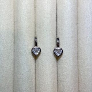 Srebrene naušnice na kulak u obliku srca sa prozirnim cirkonom 002