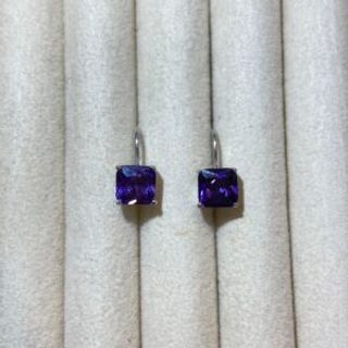 Srebrene naušnice na kulak u obliku kvadrata sa ljubičastim cirkonom