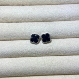 Srebrene naušnice u obliku djeteline crne srednje 002