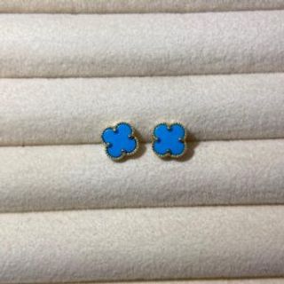 Pozlaćene naušnice u obliku djeteline plave