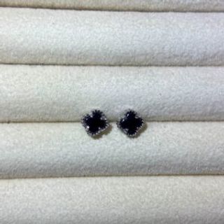 Srebrene naušnice u obliku djeteline crne male 003