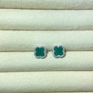 Srebrene naušnice u obliku djeteline zelene sa crnim linijama i cirkonima