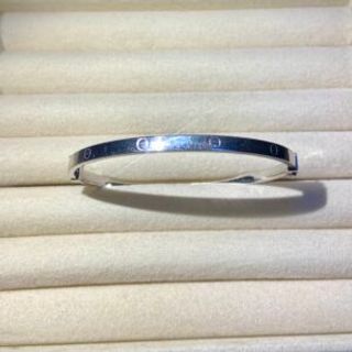 Čvrsta okrugla srebrena narukvica