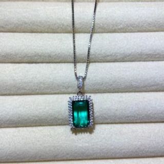 Srebreni lančić zeleni pravougaonik i cirkoni