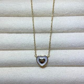 Pozlaćeni lančić sedef srce i natpis ‘love’