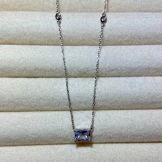 Srebreni lančić pravougaonik cirkon i dva manja cirkona