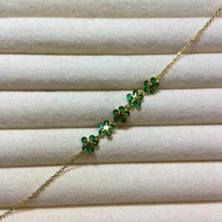 Pozlaćena narukvica s pet zelenih cvjetića