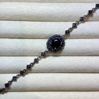 Srebrena narukvica crni ovalni krug i markizit