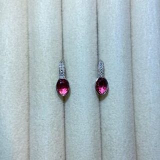 Srebrene naušnice na kulak u obliku ovalnog kruga sa crveno-rozim cirkonom 004