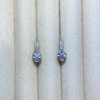 Srebrene naušnice na kulak u obliku ovalnog kruga sa prozirnim cirkonom 003