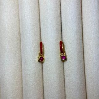 Pozlaćene naušnice male crvene halke sa pozlaćenim privjeskom