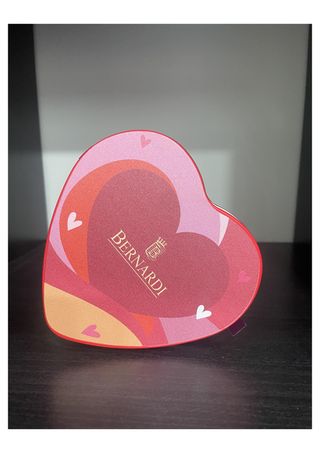 Cofanetto In Latta A Forma Di Cuore Con Cioccolatini A Cuore Ripieni Al Tiramisu, Nocciola, Bernardi Cioccolati Artigianali, 70G
