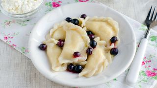 Vareniki sa belim sirom i crnom ribizlom