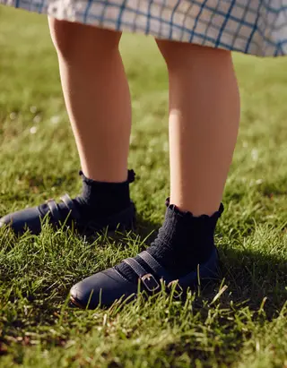 Sabrinas com tiras com fivela decorativa para menina