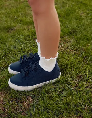 Sapatilhas com laços em relevo para menina, azul-escuro