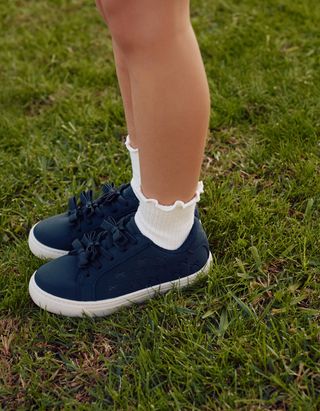 Sapatilhas com laços em relevo para menina, azul-escuro