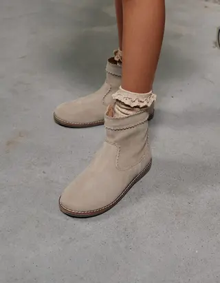Botins de camurça com detalhes recortados para menina, bege
