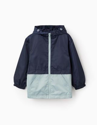 Casaco corta-vento com capuz e bolsos para menino