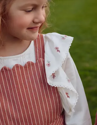 Blusa de sarja de manga comprida com folhos e flores para menina, branco