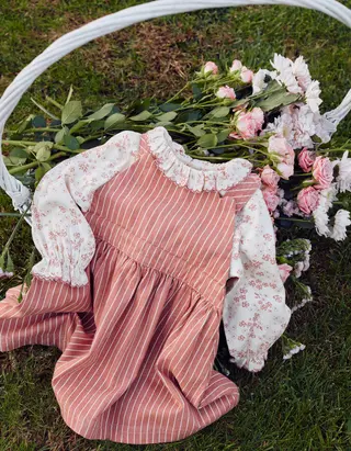 Saia de peito de sarja às riscas para bebé menina, rosa/branco