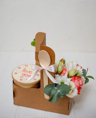 Cake in Cap&Flower Bouquet.   honey cake. 300 gr