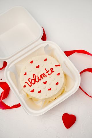 Bento cakechokolate biscuit and cherry confit with creame cheese. 600 gr