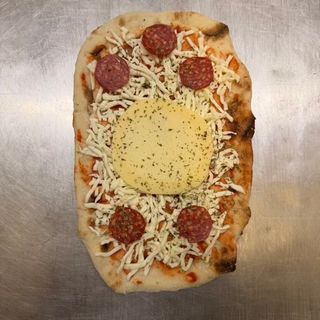 Pizza De Provolone Y Salami Picante