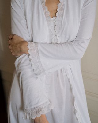 Bata Mujer Tira Bordada Blanca