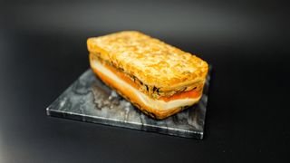 Tort rybny wędzony: łosoś, kalmar, krewetki, małże