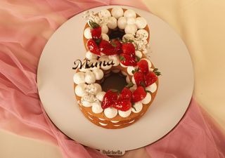 Tort din biscuite Cifra 8 cu fructe