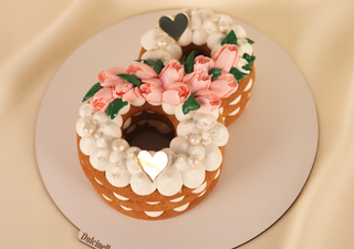 Tort din biscuite Cifra 8 cu flori