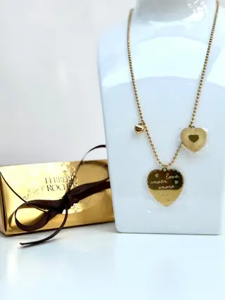 Zlatna ogrlica i poklon kutija Ferrero Rocher