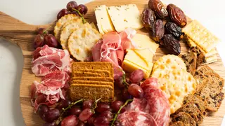 Platou Corks cu Brânzeturi și Charcuterie