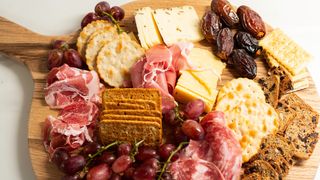 Platou Corks cu Brânzeturi și Charcuterie