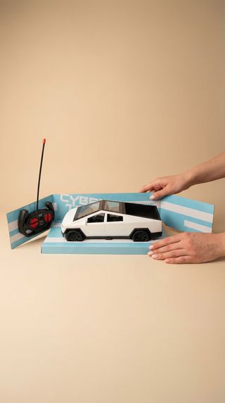 Mașină telecomandată Cyber Truck alb