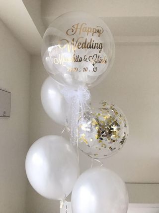 Bouquet de ballons mariage blanc et confettis